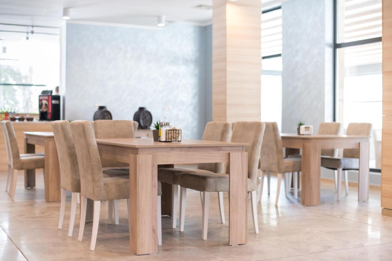 Cinema Hotel Primorsko Bagian luar foto