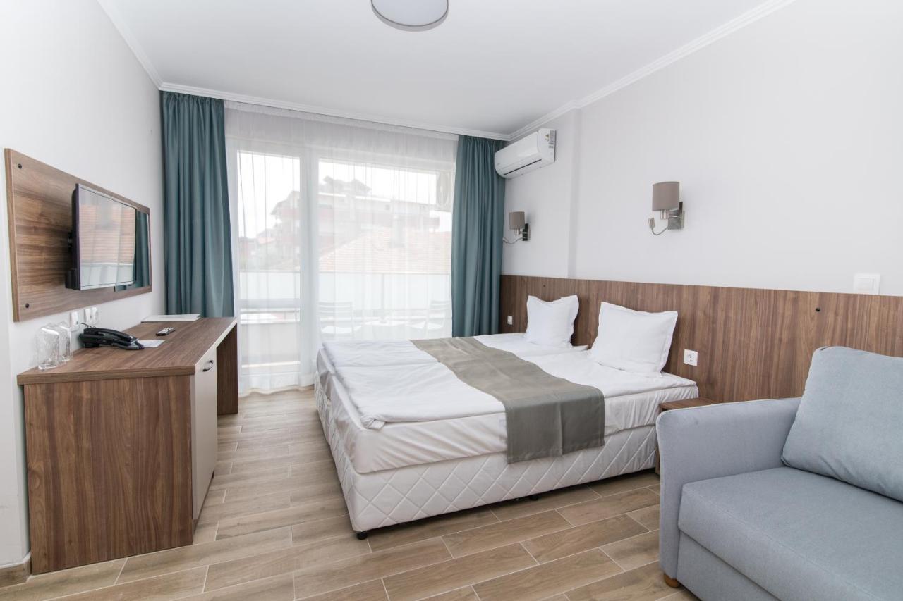 Cinema Hotel Primorsko Bagian luar foto