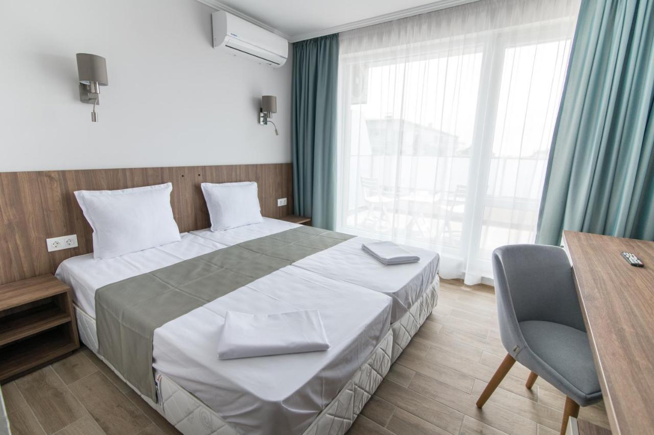 Cinema Hotel Primorsko Bagian luar foto