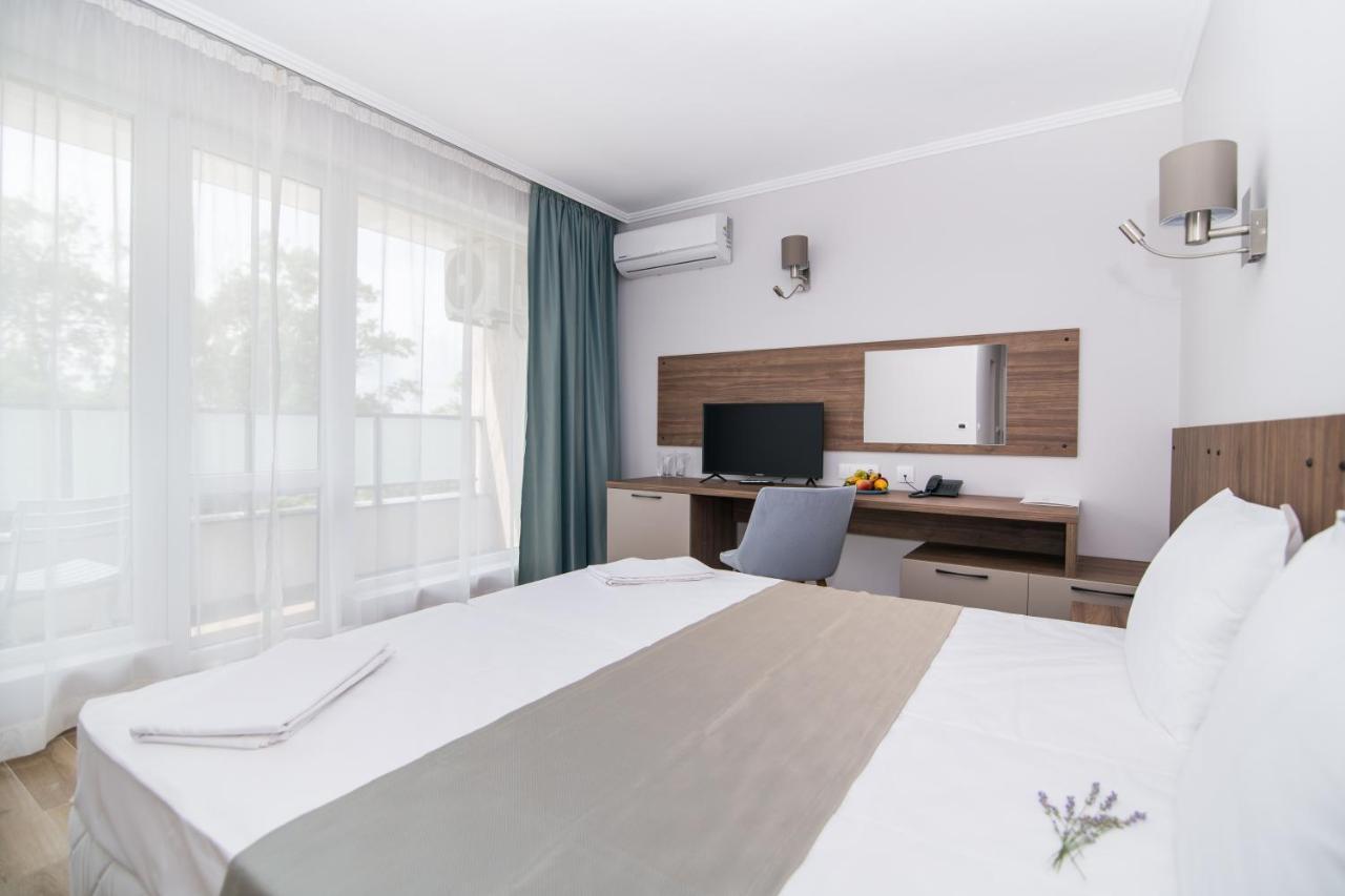 Cinema Hotel Primorsko Bagian luar foto