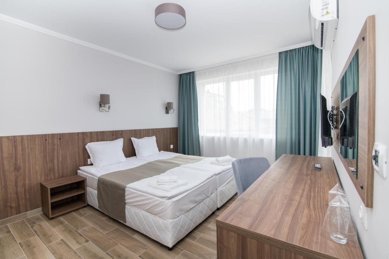 Cinema Hotel Primorsko Bagian luar foto