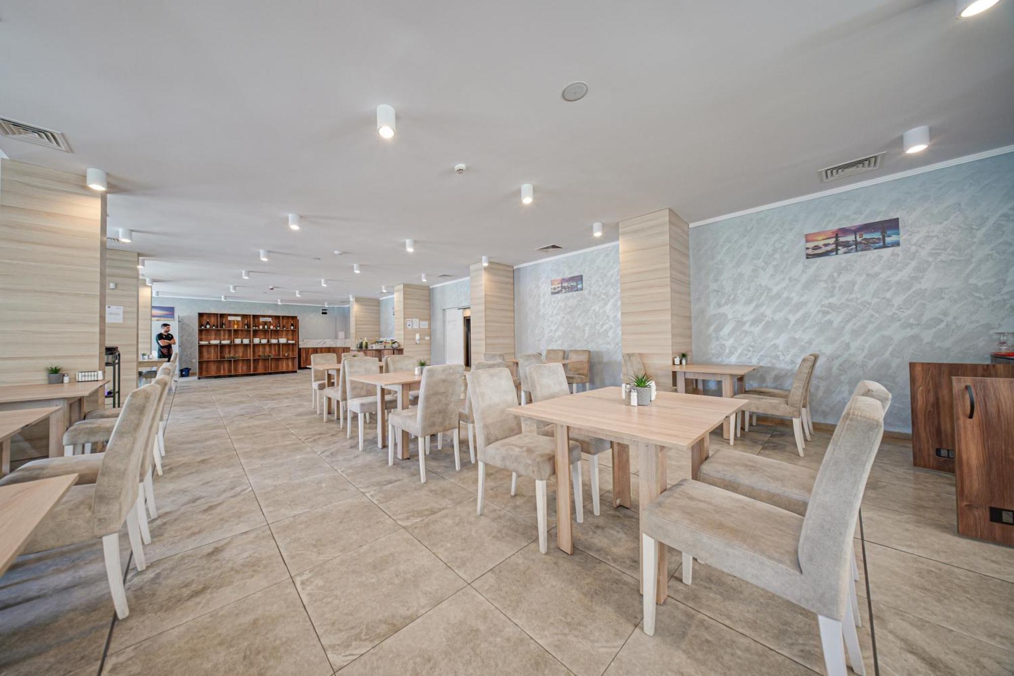 Cinema Hotel Primorsko Bagian luar foto